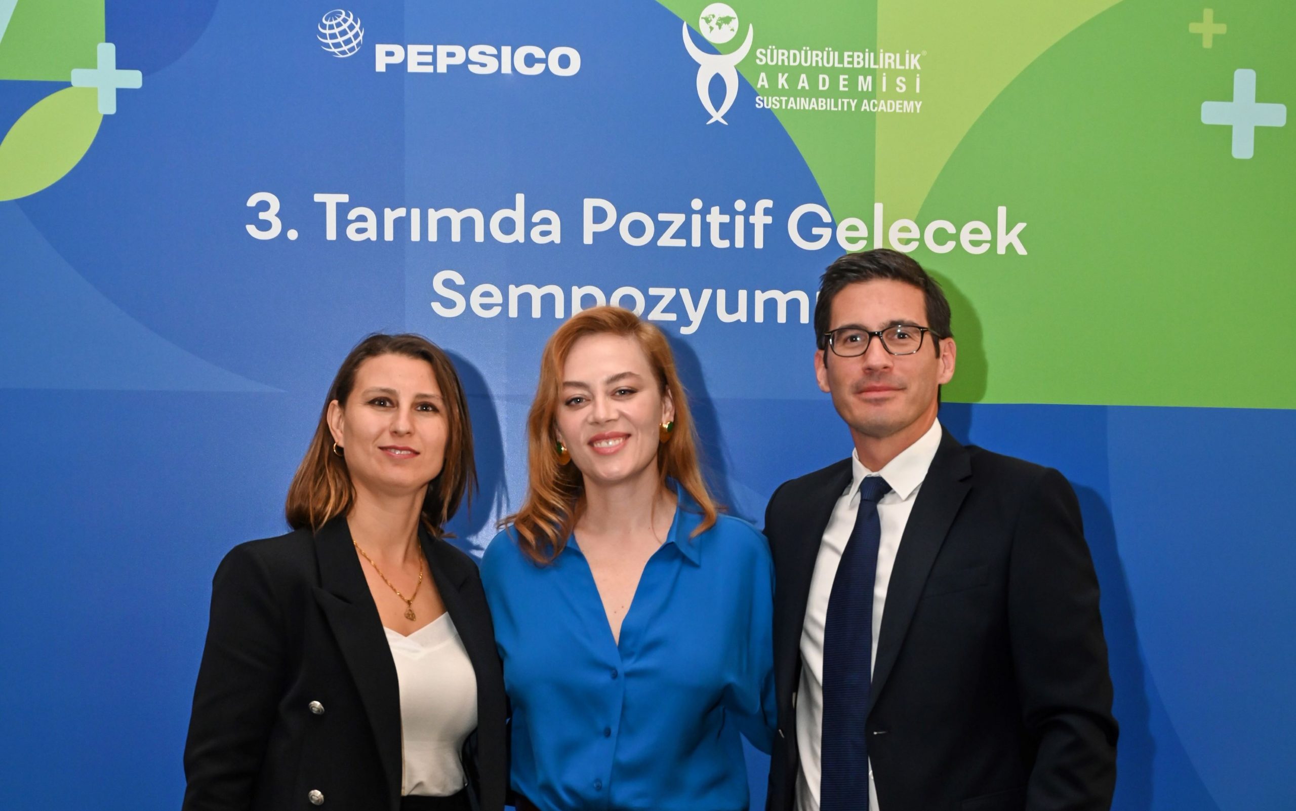 BAŞARILI OYUNCU DEMET EVGAR, 3. TARIMDA POZİTİF GELECEK SEMPOZYUMU’NA KATILDI