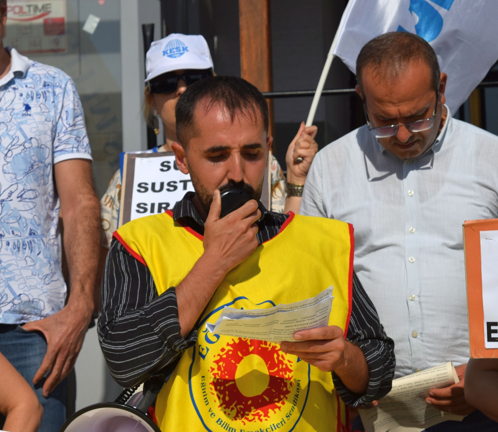 EĞİTİM SEN SAMANDAĞ’DAN “NORM KADRO İŞKENCESİ”NE SERT TEPKİ: “BAKANLIK KEYFİLİKTE SINIR TANIMIYOR!”
