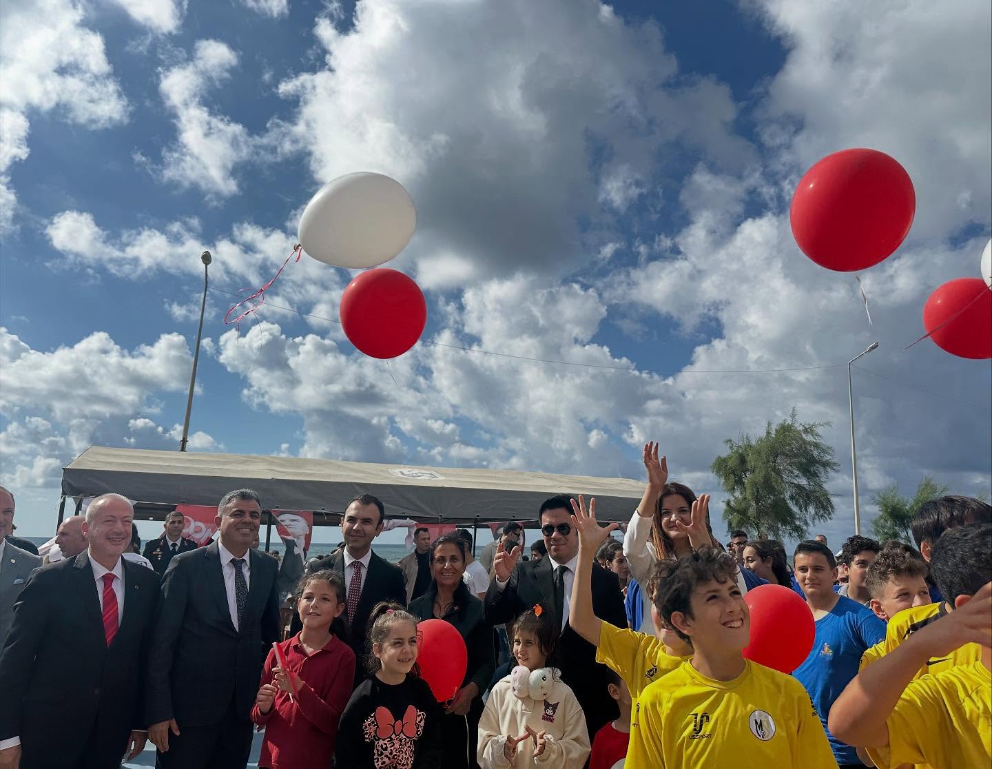 Samandağ’da Uzun Bir Aradan Sonra Cumhuriyet Coşkusu: BİRLİK VE BERABERLİK RUHU SAHİLDE ŞÖLENE DÖNÜŞTÜ!