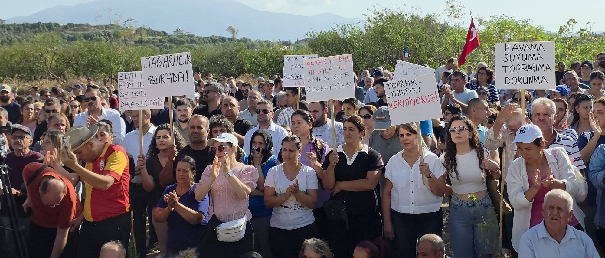 Kurtderesi’nde Toprak ve Yaşam Mücadelesi Mitingle Büyüdü: “KAMULAŞTIRMALAR DURDURULSUN, TOPRAKLARIMIZ GERİ VERİLSİN!”
