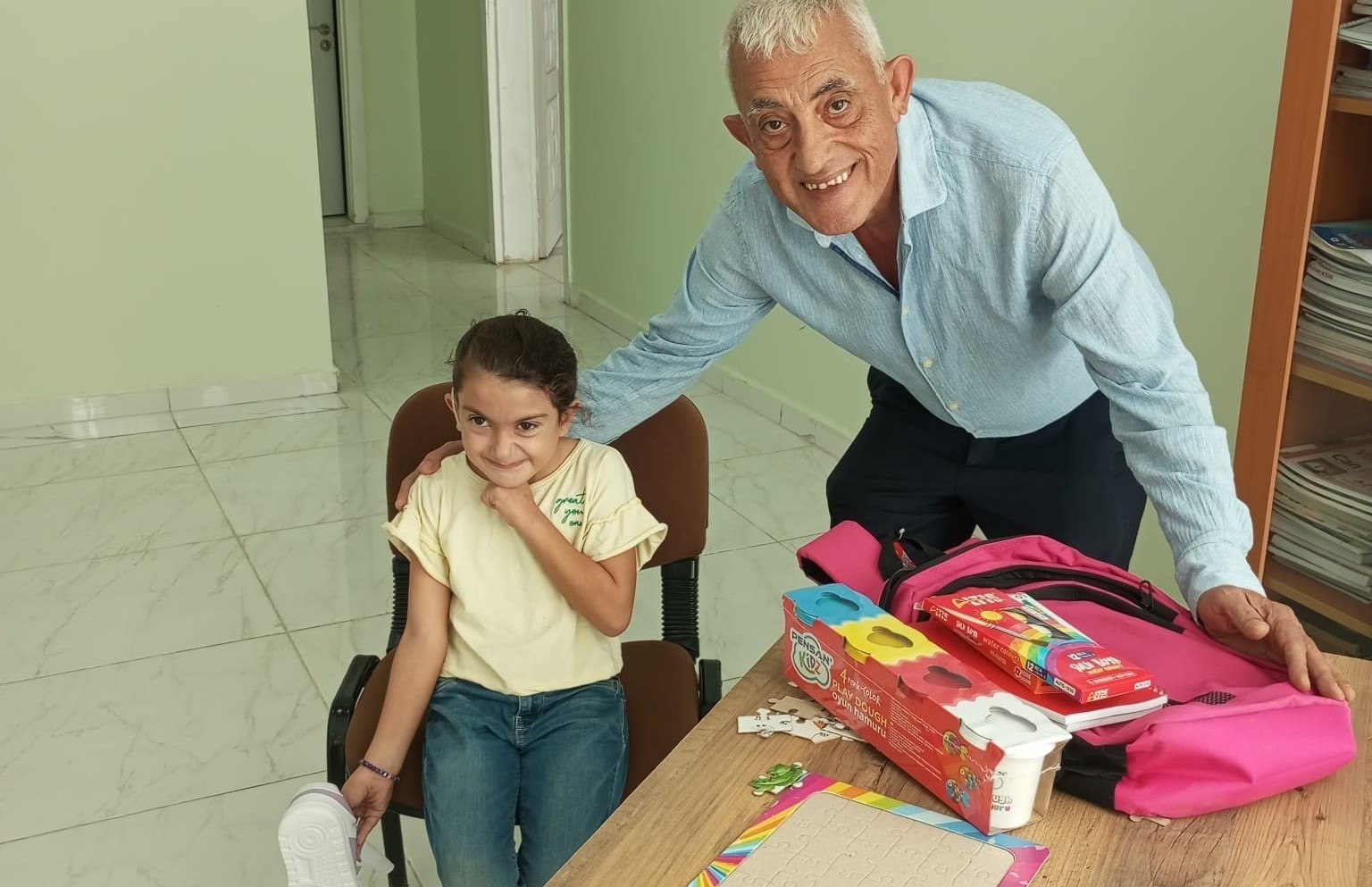 HATAY/SAMANDAĞ’DAN ANLAMLI TEŞEKKÜR: İŞİTME ENGELLİ ÇOCUKLAR EĞİTİM VE ARAŞTIRMA VAKFI DEPREMZEDELERİN YANINDA