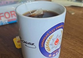 SAMANDAĞ EMNİYETİNDEN ESNAFA “ÇAM SAKIZI ÇOBAN ARMAĞANI” YILBAŞI JESTİ