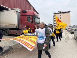 SAMANDAĞ’DA 6 ŞUBAT’IN 3. YILINDA ÖFKELİ VE UMUTLU HAYKIRIŞ: “YOK SAYILDIK, UMURLARINDA DEĞİLİZ!”