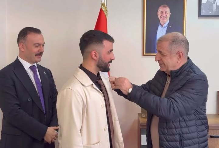 Zafer Partisi Samandağ’da Yusuf Yiğit Karaçay Dönemi ROZETİNİ ÜMİT ÖZDAĞ TAKTI