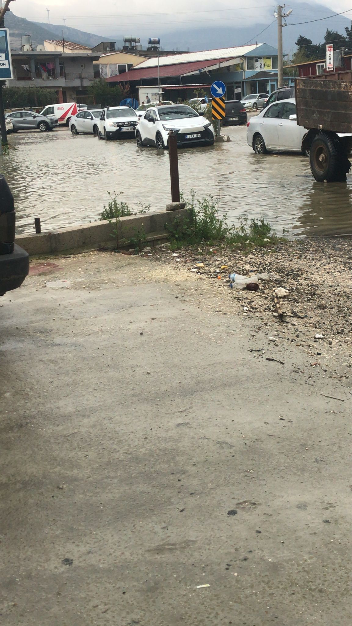SAMANDAĞ’DA OKUL YOLU “GÖL” OLDU: ÖĞRENCİLER MAHSUR, VATANDAŞLAR TEPKİLİ!
