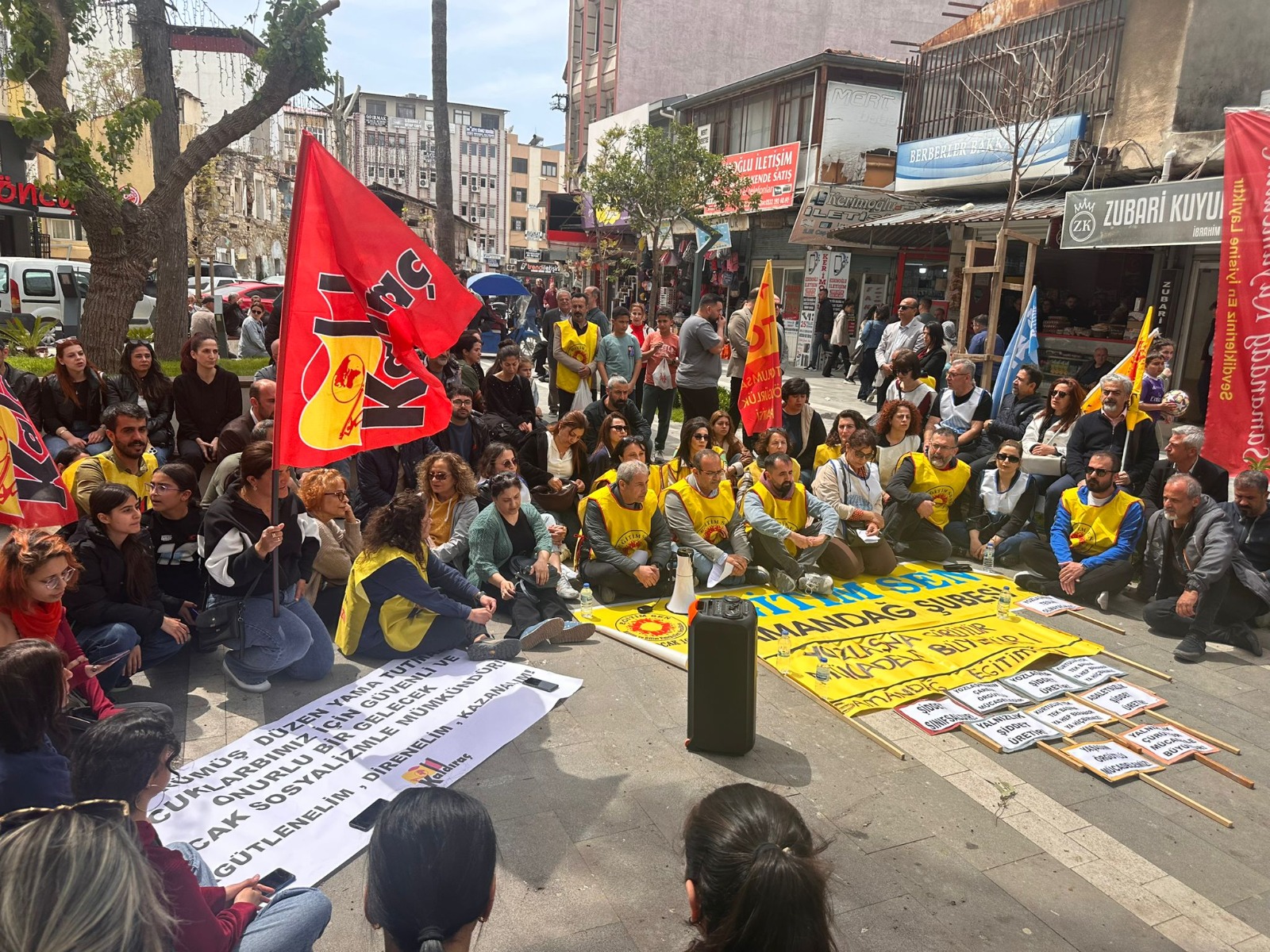 Samandağ’da Eğitim Emekçilerinden Duygusal Yürüyüş: “OKULLARIN SORUNU GÜVENLİK DEĞİL, GELECEK KAYGISIDIR!”