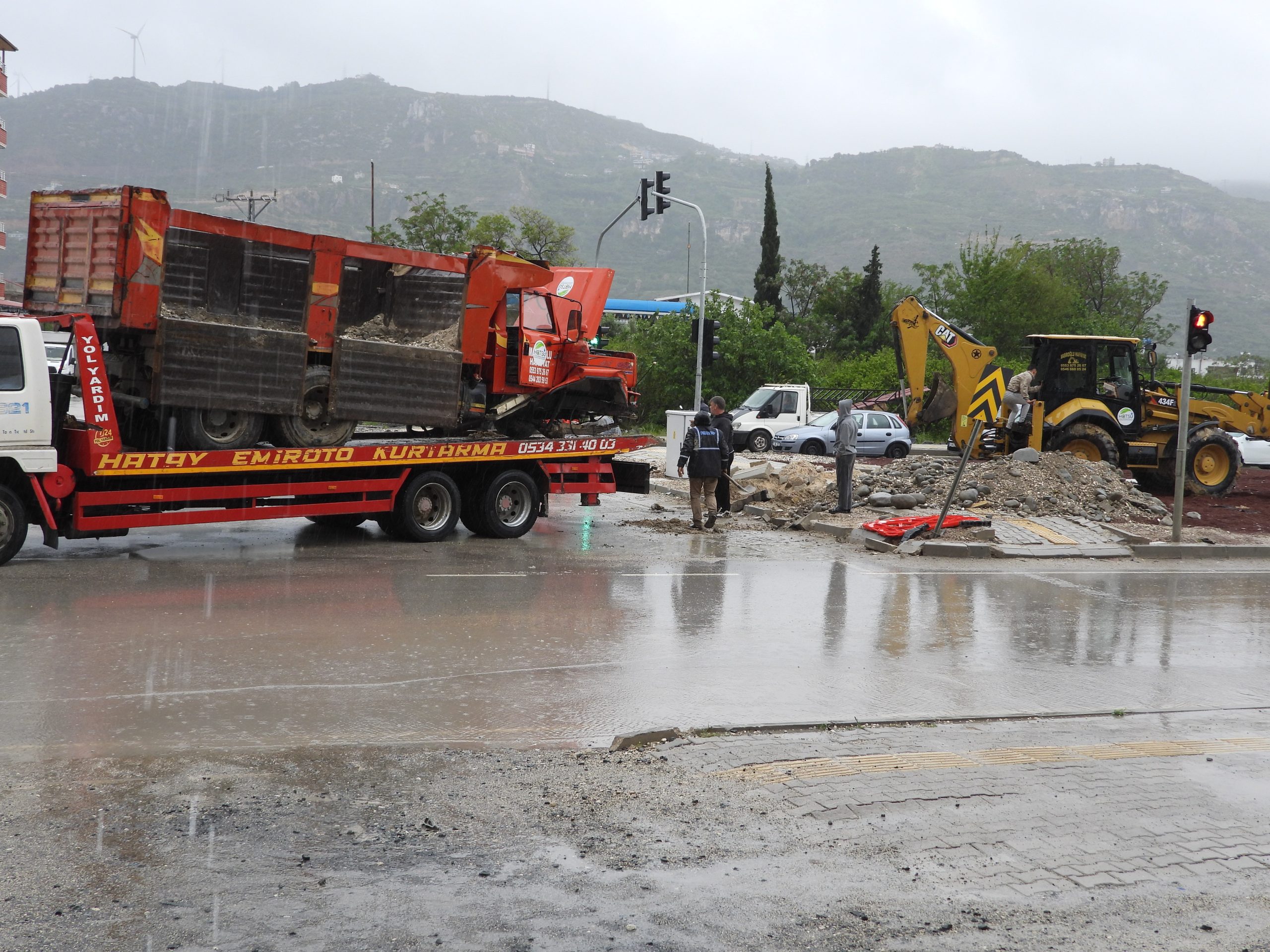 SUTAŞI YOL ÇATI KAVŞAĞI ALARM VERİYOR: KAZALAR “GELİYORUM” DİYOR!